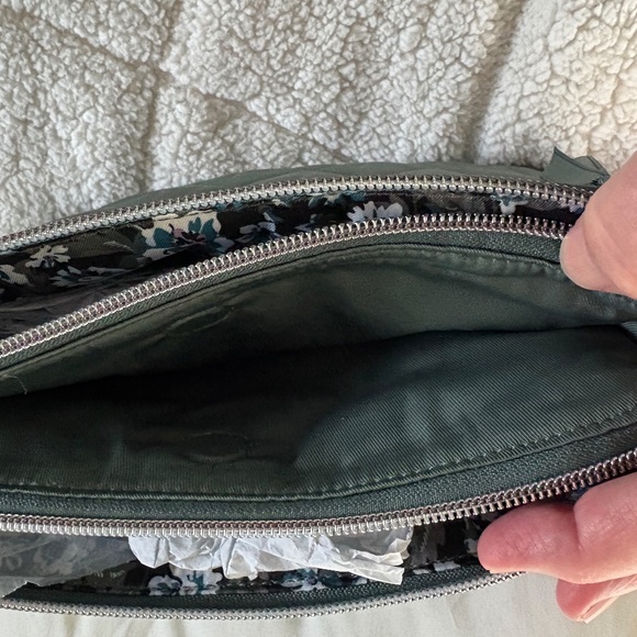 Vera Bradley triple compartment crossbody. NWT - Picture 4 of 7